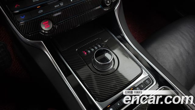 Jaguar XE 2016 — photo 12