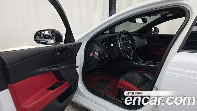 Jaguar XE 2016 — photo 13