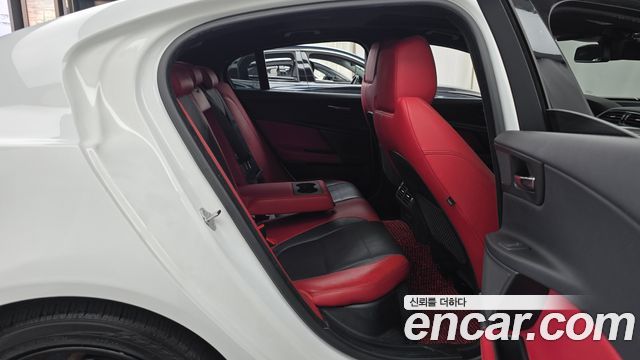 Jaguar XE 2016 — photo 17