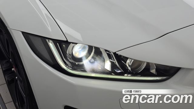 Jaguar XE 2016 — photo 8