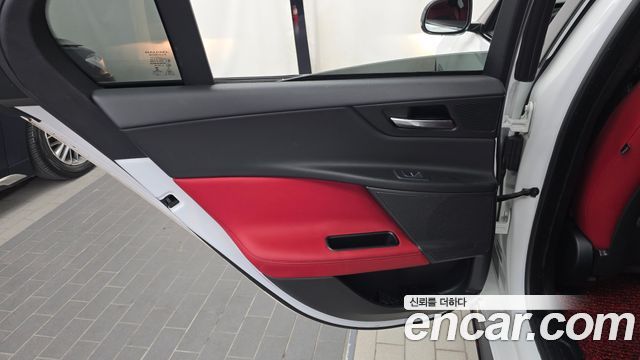 Jaguar XE 2016 — photo 15