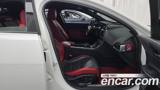 Jaguar XE 2016 — photo 16