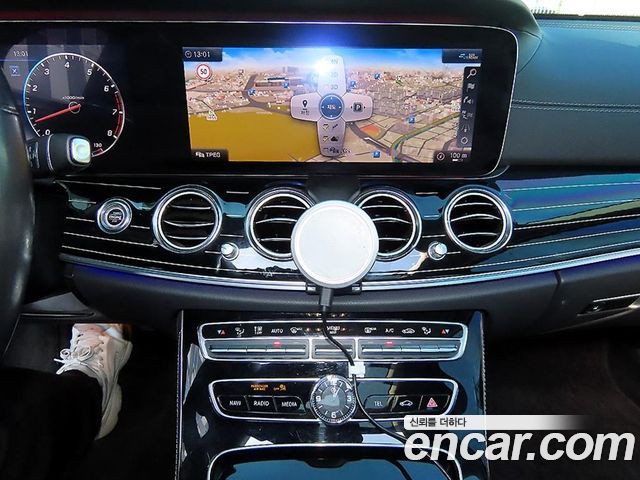 Mercedes-Benz E-Class 2020 — photo 13
