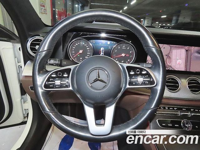 Mercedes-Benz E-Class 2020 — photo 8