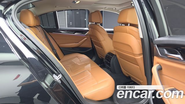 BMW 5-Series 2022 — photo 18