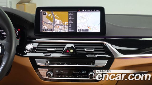 BMW 5-Series 2022 — photo 20