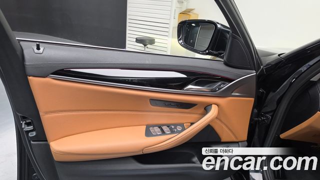 BMW 5-Series 2022 — photo 14