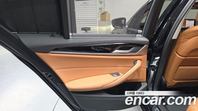 BMW 5-Series 2022 — photo 15