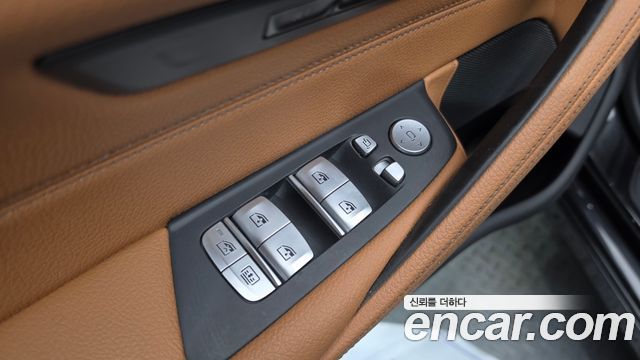 BMW 5-Series 2022 — photo 28