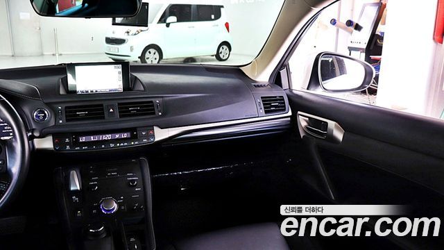 Lexus CT200h 2020 — photo 16