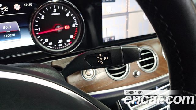 Mercedes-Benz E-Class 2017 — photo 12