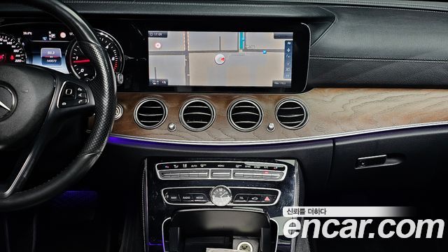 Mercedes-Benz E-Class 2017 — photo 20