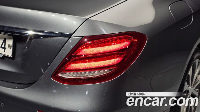 Mercedes-Benz E-Class 2017 — photo 9