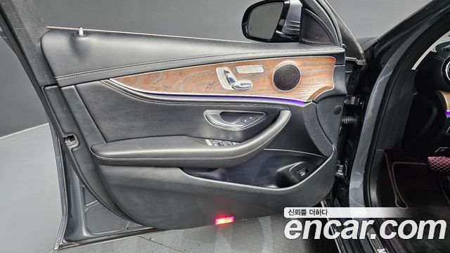 Mercedes-Benz E-Class 2017 — photo 14
