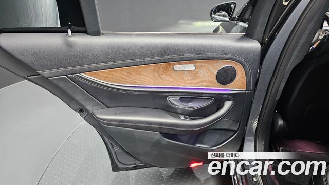 Mercedes-Benz E-Class 2017 — photo 15