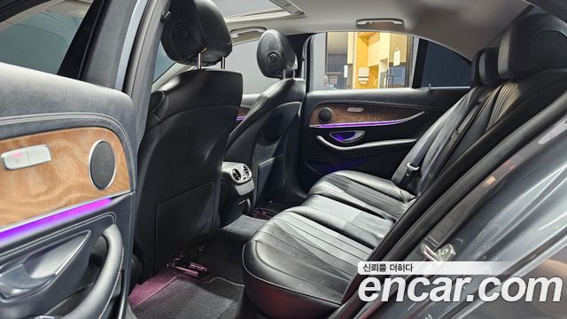 Mercedes-Benz E-Class 2017 — photo 16