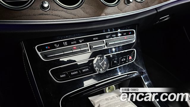 Mercedes-Benz E-Class 2017 — photo 32