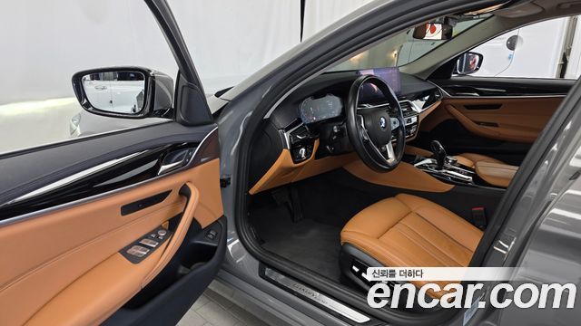 BMW 5-Series 2022 — photo 13