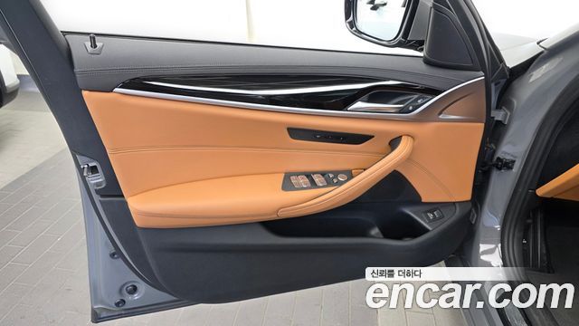 BMW 5-Series 2022 — photo 14