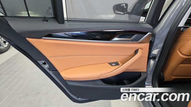 BMW 5-Series 2022 — photo 15