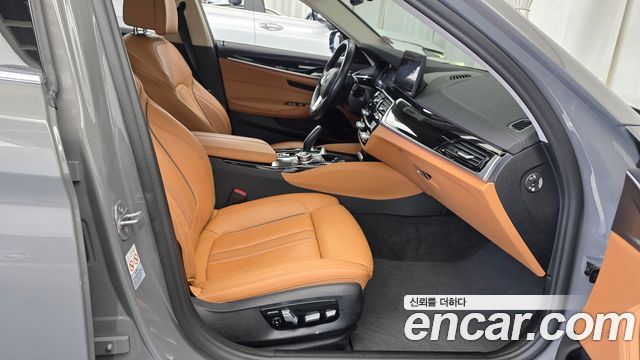 BMW 5-Series 2022 — photo 16