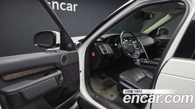 Land Rover Discovery 2017 — photo 10