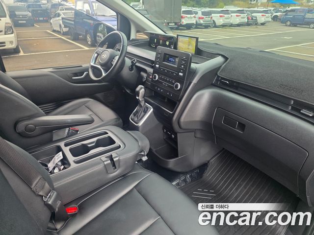 Hyundai Staria 2025 — photo 9