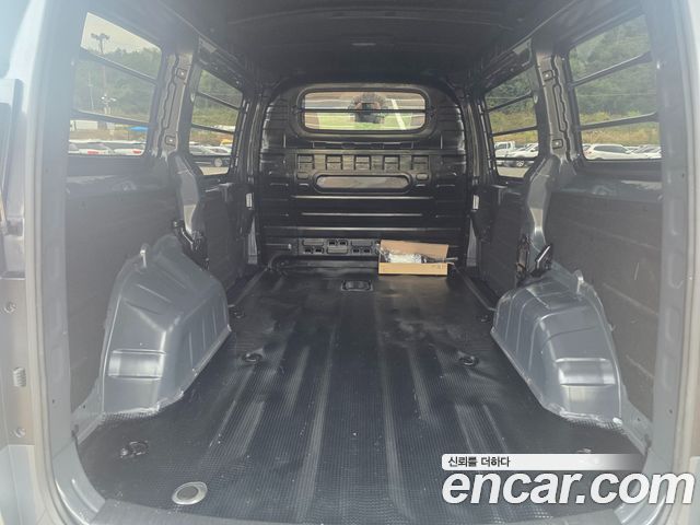 Hyundai Staria 2025 — photo 11