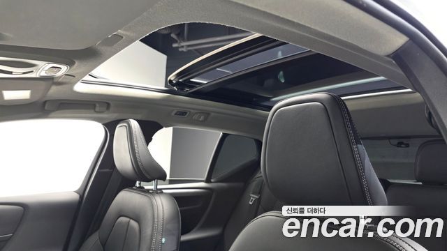 Volvo XC40 2021 — photo 17
