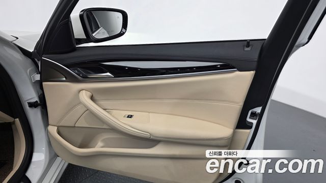 BMW 5-Series 2020 — photo 14