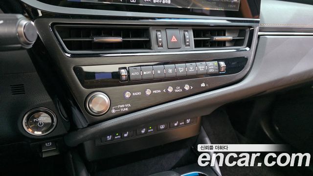 Lexus ES 2025 — photo 33