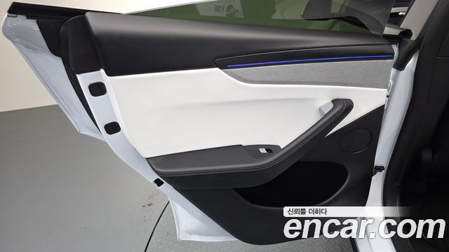Tesla Model Y 2026 — photo 15