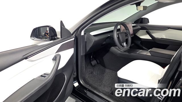 Tesla Model Y 2025 — photo 13