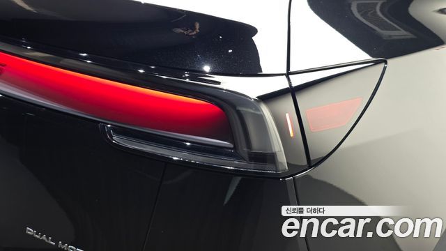 Tesla Model Y 2025 — photo 9