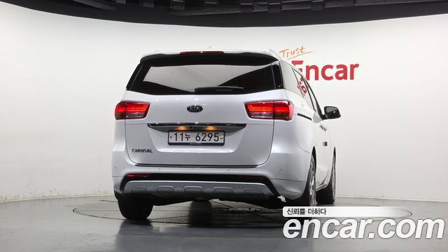 Kia Canival 2016 — photo 4