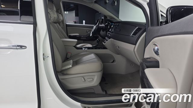 Kia Canival 2016 — photo 17