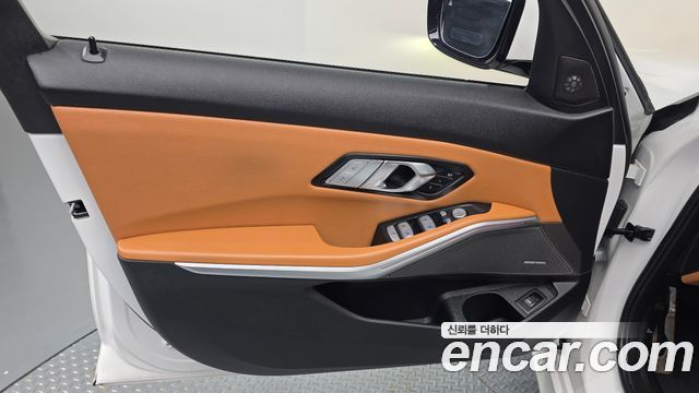 BMW 3-Series 2023 — photo 14