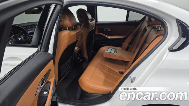 BMW 3-Series 2023 — photo 16