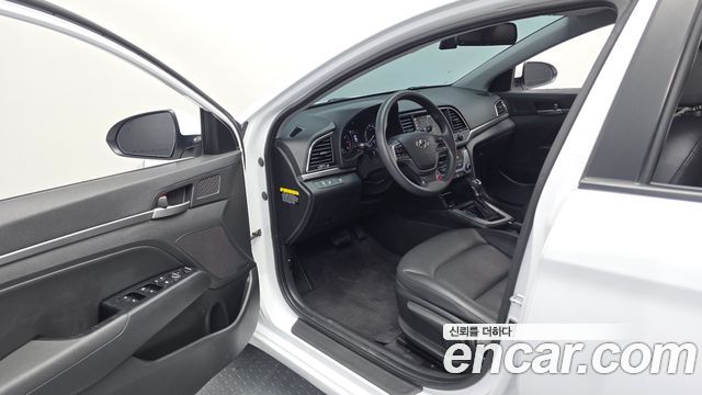Hyundai AVANTE 2018 — photo 13