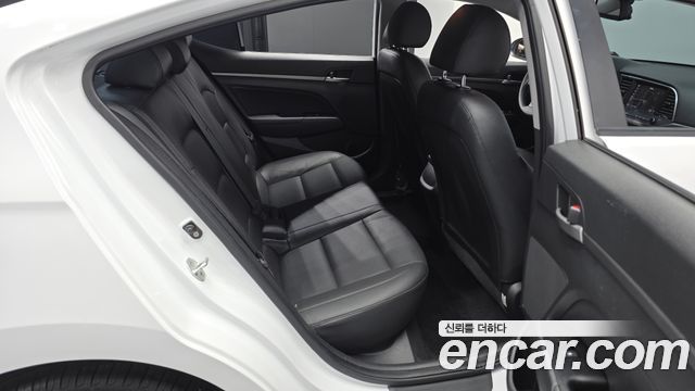 Hyundai AVANTE 2018 — photo 17
