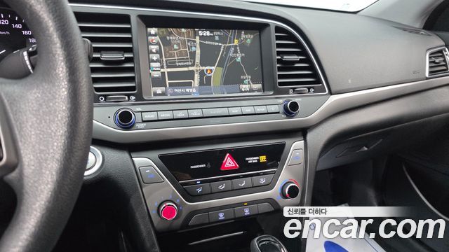 Hyundai AVANTE 2018 — photo 19