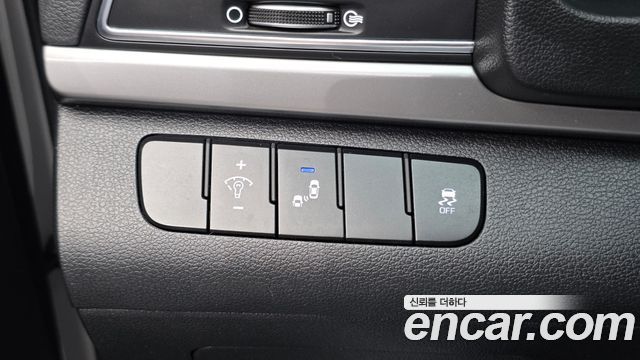 Hyundai AVANTE 2018 — photo 24