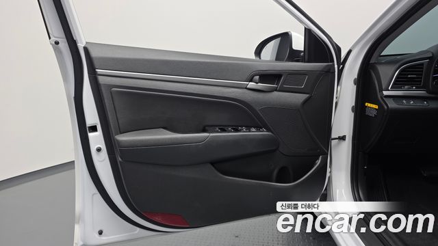 Hyundai AVANTE 2018 — photo 14