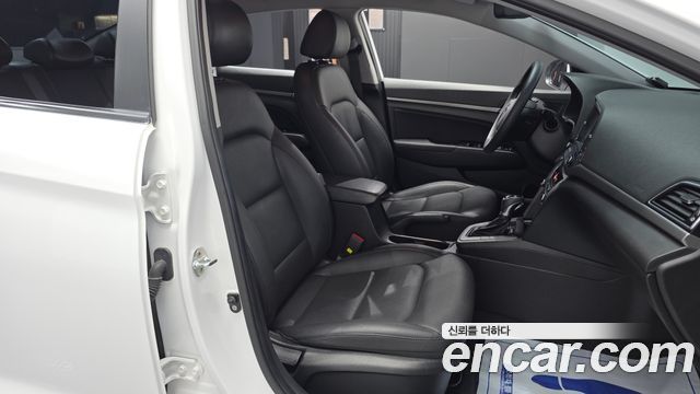 Hyundai AVANTE 2018 — photo 16