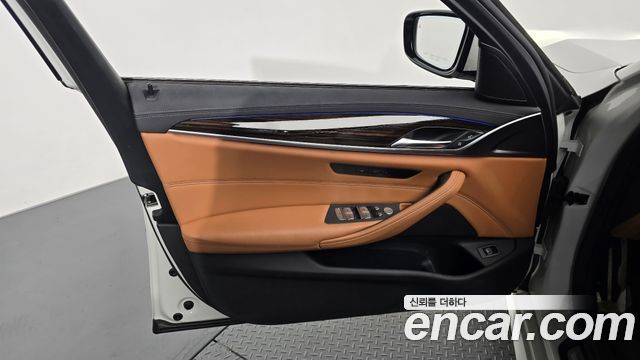 BMW 5-Series 2021 — photo 14