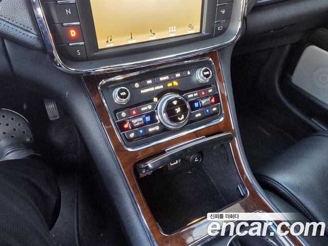 Lincoln Continental 2017 — photo 12