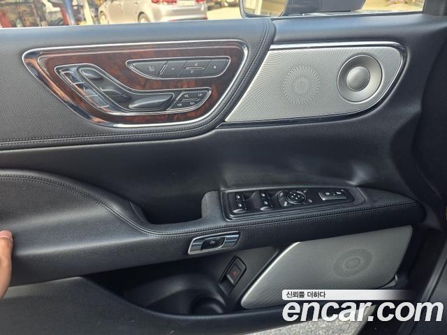 Lincoln Continental 2017 — photo 13