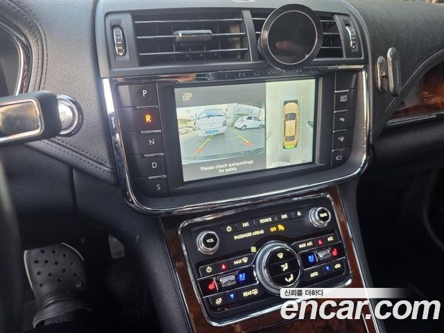 Lincoln Continental 2017 — photo 16