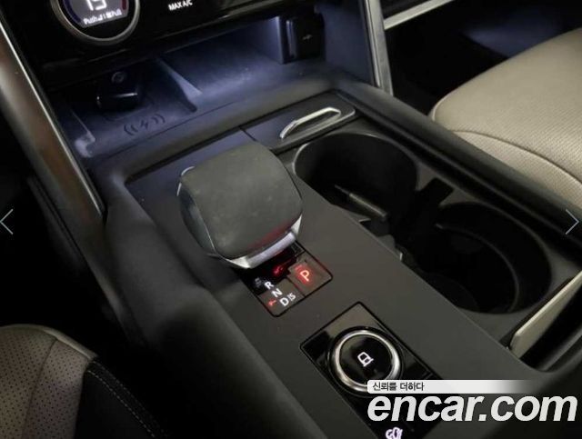 Land Rover Discovery 2023 — photo 11
