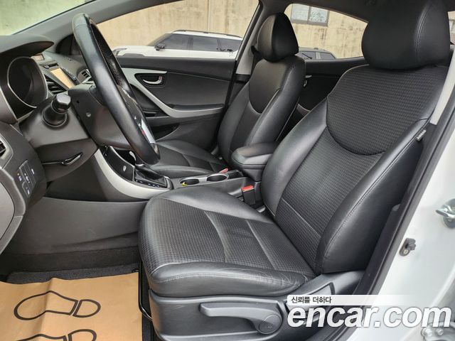 Hyundai AVANTE 2016 — photo 11